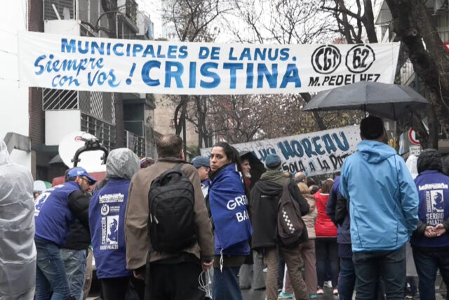 Seguidores de Cristina Fernández mantienen manifestaciones de apoyo frente a su residencia