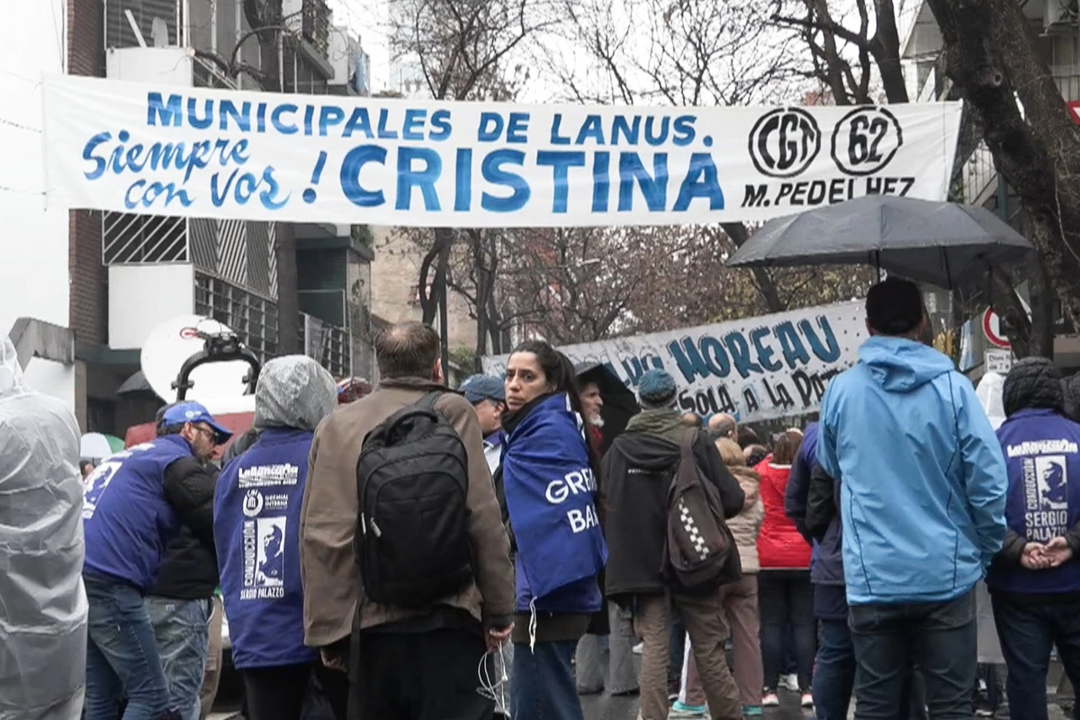 Seguidores de Cristina Fernández mantienen manifestaciones de apoyo frente a su residencia