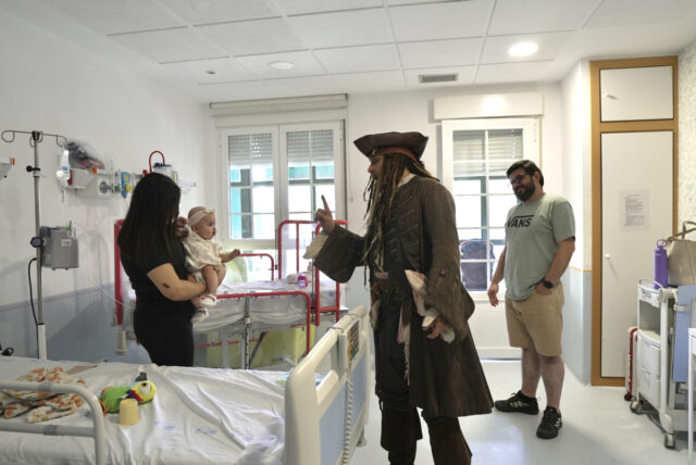 Johnny Depp visitó como Jack Sparrow a pacientes de un hospital infantil en Madrid