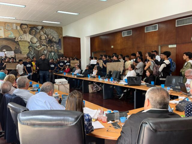 Estudiantes de la UCV tomaron el Consejo Universitario para exigir destitución del director de Deportes