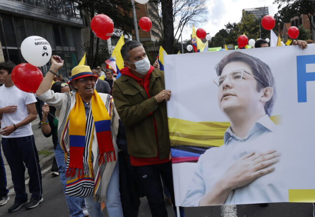 Fiscalía atribuye atentado contra Miguel Uribe a fines políticos, pero Petro pide cautela y dice que aún no hay certeza
