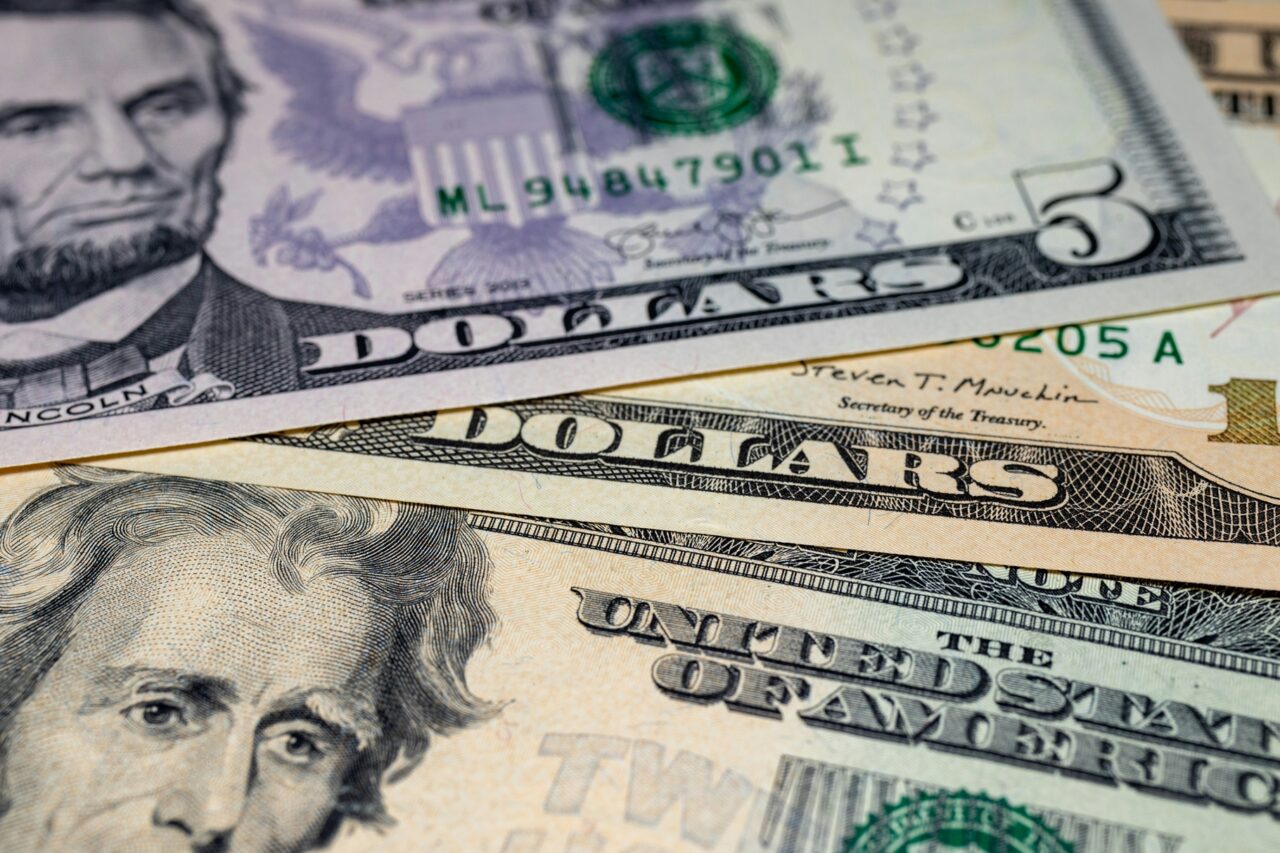 Disminuyen los sueldos en divisas en Venezuela: empresas “bolivarizan” cada vez más los pagos