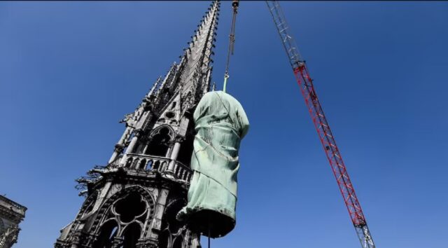 Notre Dame reinstala 16 estatuas en su aguja