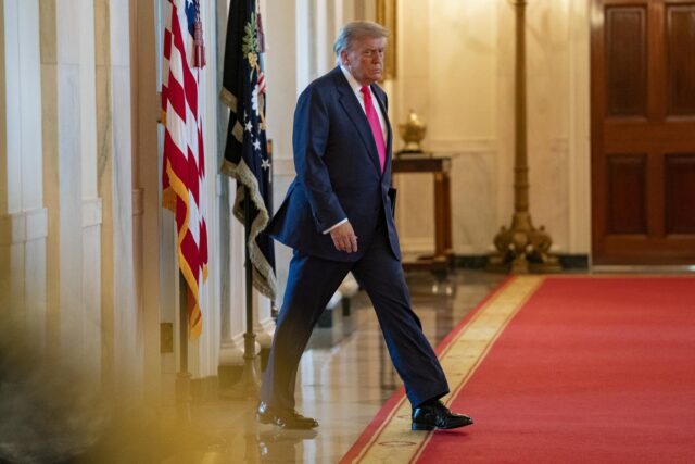 Trump ratifica la primera gran legislación nacional sobre criptomonedas en EE UU