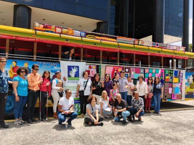 Sordociegos venezolanos exponen su arte en la calle