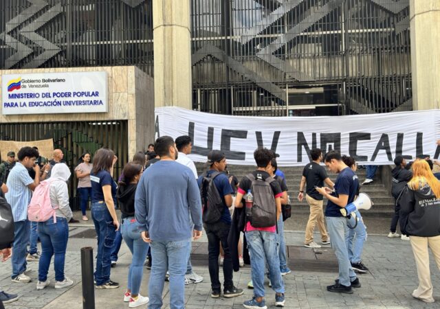"Defenderemos la universidad a cualquier costo": Estudiantes de la UCV protestaron contra la eliminación de las pruebas de ingreso