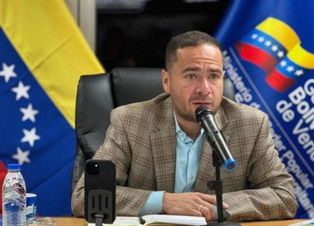 Ministro justifica eliminación de pruebas internas por denuncias de venta de cupos