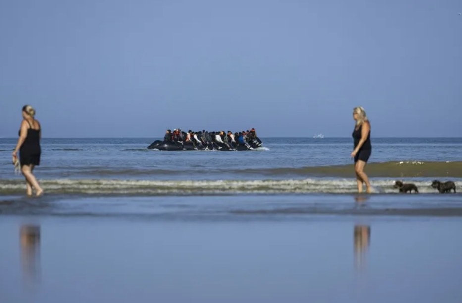 879 migrantes llegaron al canal de la Mancha en pequeñas embarcaciones