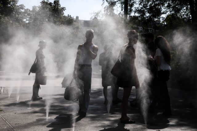 La ola de calor pone en alerta roja a París y obliga a cerrar escuelas en Europa