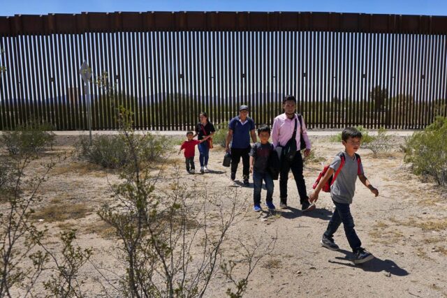 EE UU: informe mostró que inmigración ha trasladado a "menudo" a detenidos lejos de sus domicilios