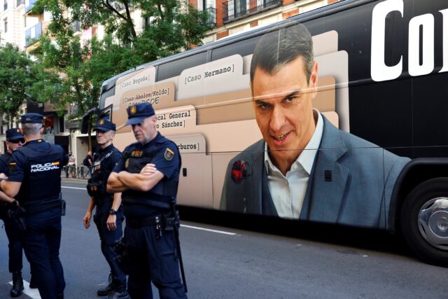 Pedro Sánchez intenta capear el temporal: renueva la cúpula del PSOE español y dice que expulsará a los clientes de prostitución