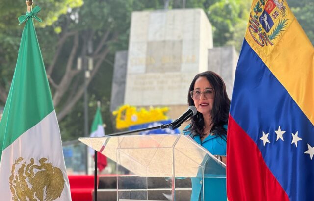 "Somos un pueblo que está sometido": ciudadana interrumpe acto de embajadora de Venezuela en México