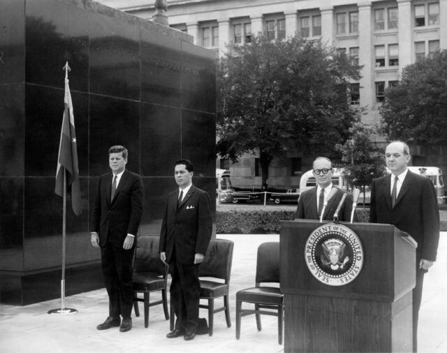 Kennedy ante Bolívar: un juramento de libertad en el corazón de Washington