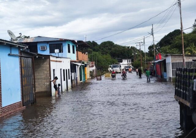 Tanques, armas, drones y municiones: el arsenal de Maduro frente a un pueblo bajo el agua