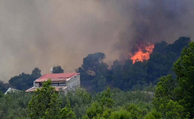 Miles de personas confinadas y casi 3.000 hectáreas quemadas por un incendio en España