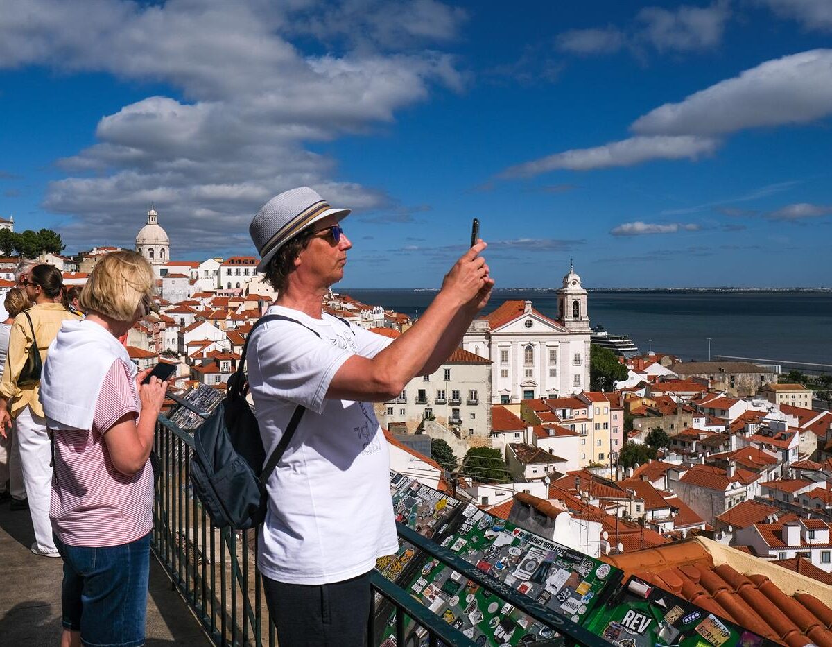 Los turistas extranjeros dejaron en Portugal una media de 276,6 euros por persona