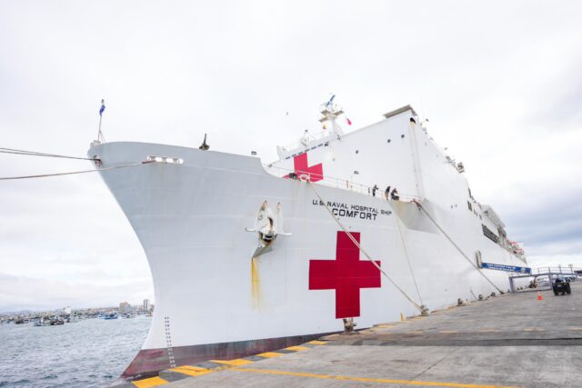 Buque hospital Comfort brinda más de 2.700 atenciones médicas en Manta, Ecuador