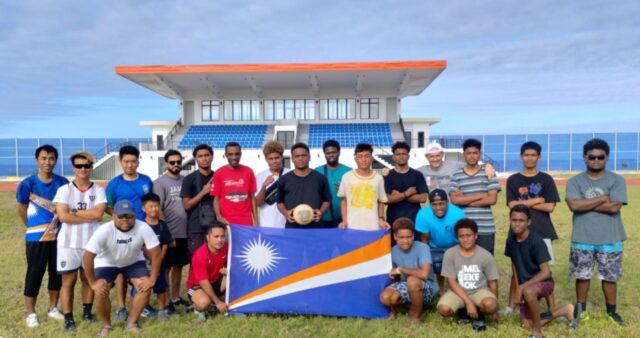 Preparan equipo de fútbol en las Islas Marshall, un país que podría desaparecer por el cambio climático