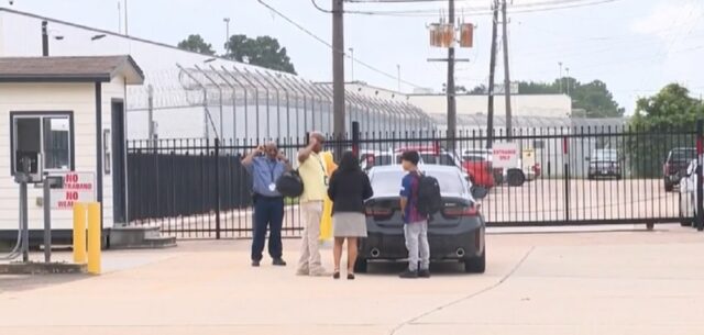 Adolescente venezolano se entrega a migración en Houston para reunirse con su madre detenida