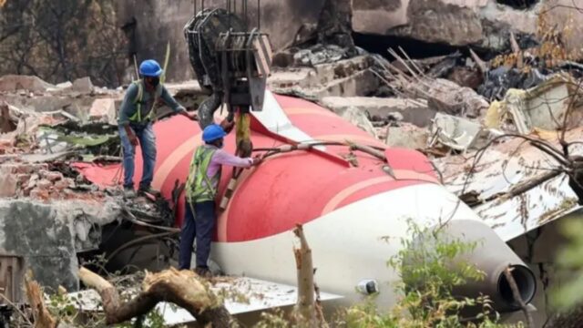 "¿Por qué desconectaste el combustible?": la conversación entre los pilotos del avión de Air India poco antes del accidente en el que murieron 260 personas
