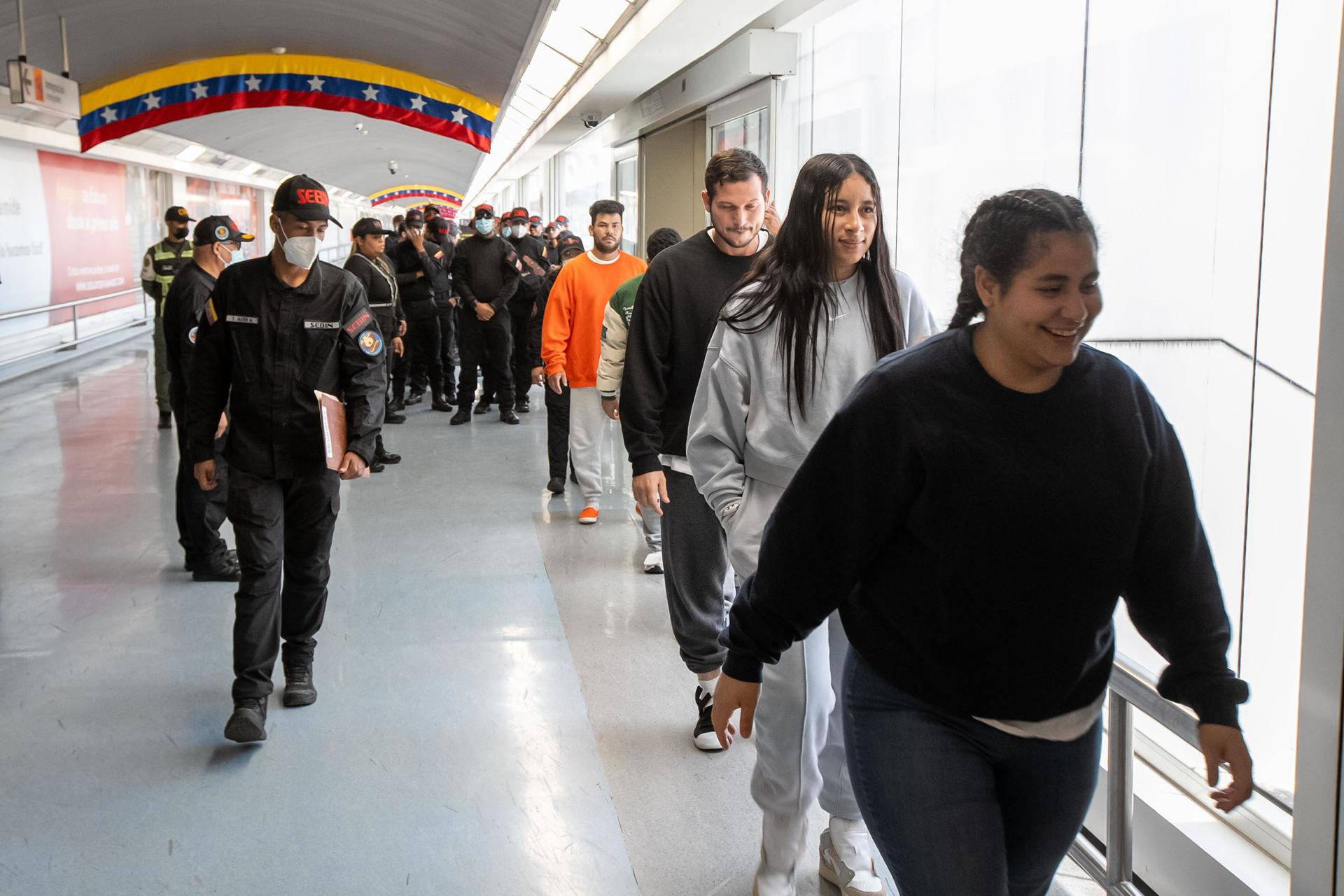 Panamá anuncia primer vuelo directo a Venezuela con migrantes deportados