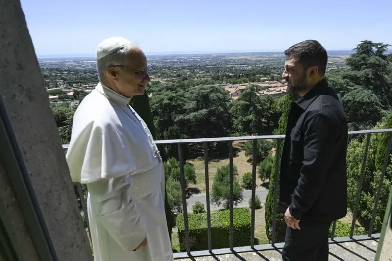 Pese a encontrarse de vacaciones, el papa León XIV ha continuado con sus labores y esta semana recibió al presidente ucraniano en Castel Gandolfo. Getty Images