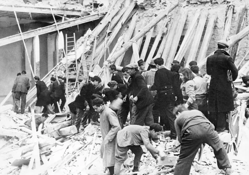 Durante la Segunda Guerra Mundial, Castel Gandolfo acogió a miles de refugiados, entre ellos decenas de judíos, y fue blanco de bombardeos. Getty Images