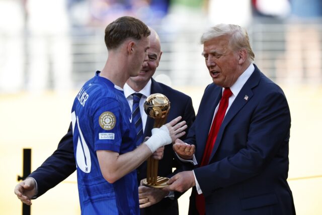 Trump entrega al Chelsea el trofeo del Mundial de Clubes
