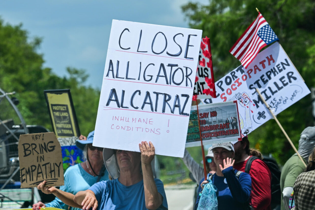 Congresistas y legisladores de Florida visitan el centro de detención de Alligator Alcatraz