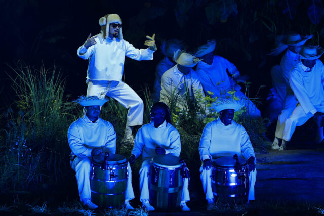 PETA denuncia que Bad Bunny sube gallinas a escenario de residencia musical en Puerto Rico