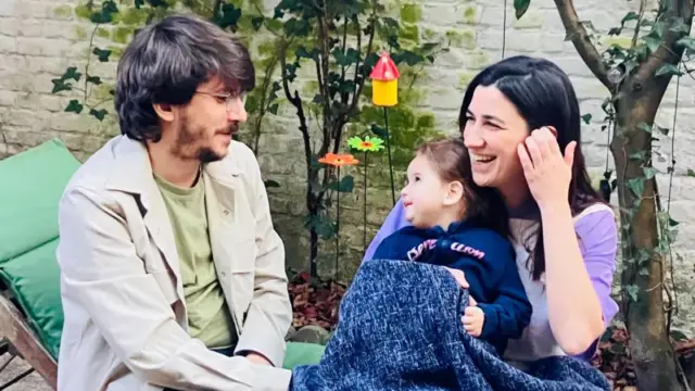 "Descubrí que mi hija era sorda al poco de nacer, pero fue solo el principio de una enfermedad ultrarrara para la que busco cura"