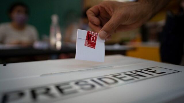 Venezolanos y el voto extranjero: el dilema de Chile a meses de las presidenciales