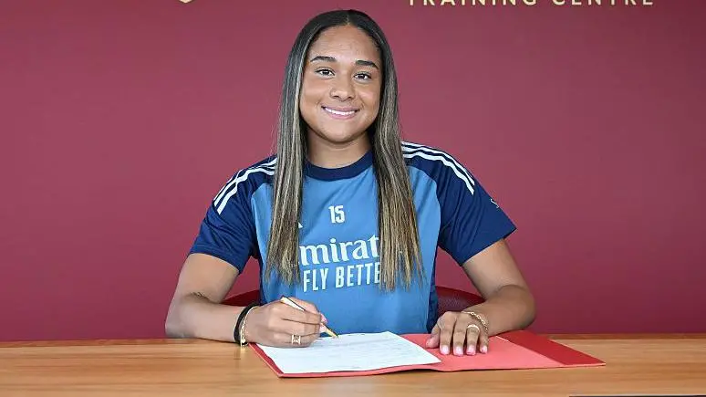 Quién es Olivia Smith, la futbolista "más cara" de la historia (y cómo se compara su récord con los de los futbolistas masculinos)