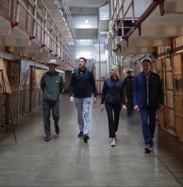 Autoridades federales visitan Alcatraz tras la luz verde a su reapertura en California