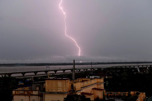 Al menos 33 personas murieron impactadas por rayos en India Al menos 33 personas murieron impactadas por rayos en India