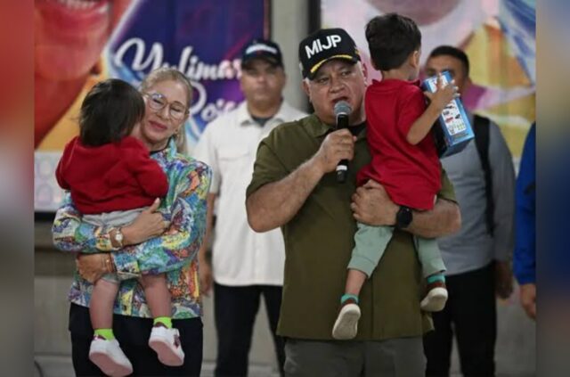 Venezuela recibe a 7 de los 31 niños supuestamente "secuestrados" en EE UU