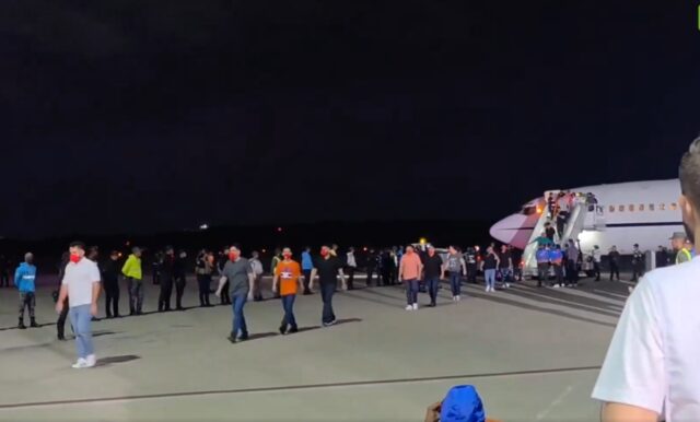 Llegaron a Venezuela 2 aviones con los 252 migrantes que estaban presos en El Salvador