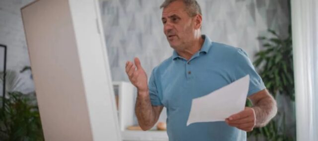 Qué significa que una persona hable sola y en voz alta, según la psicología