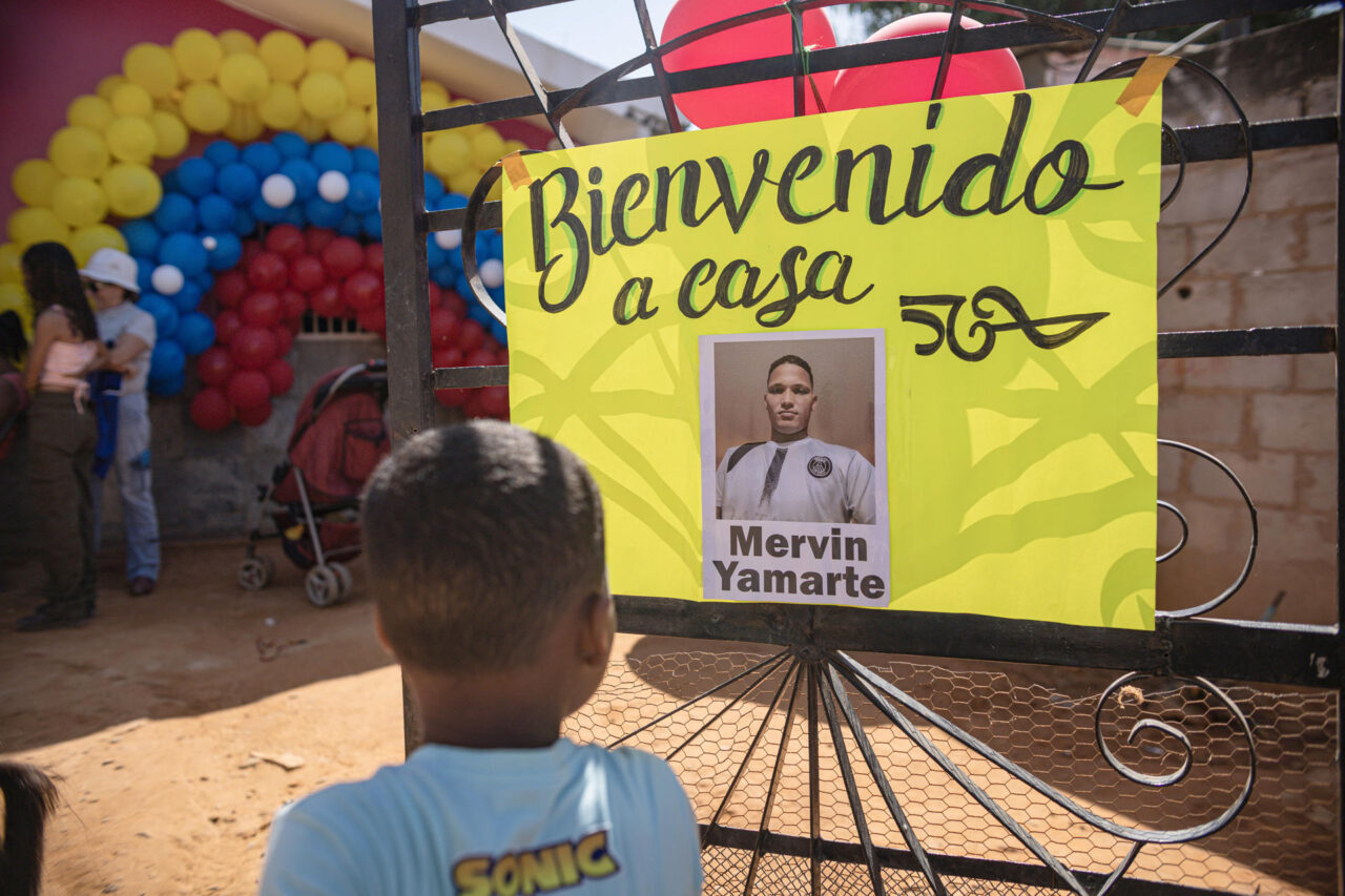 Familias de migrantes repatriados de El Salvador esperan con ansias abrazo de reencuentro