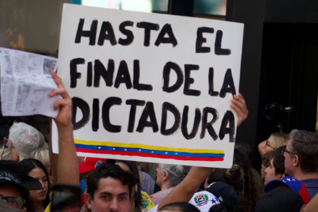 La dictadura ya no necesita propaganda si la repetimos nosotros