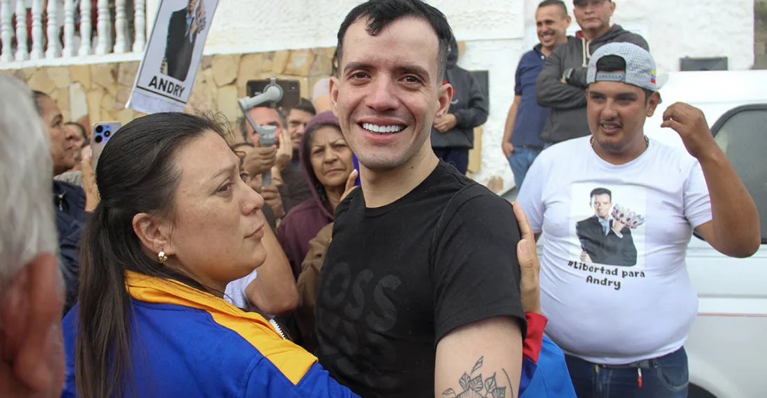Andry Parra comparte con sus familiares luego de haber estado en cárcel de El Salvador. AFP