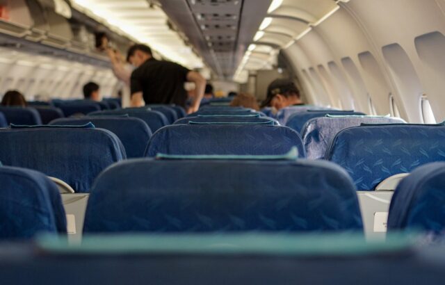 Denuncian por posible antisemitismo a la aerolínea Vueling por desalojo de menores de edad judíos