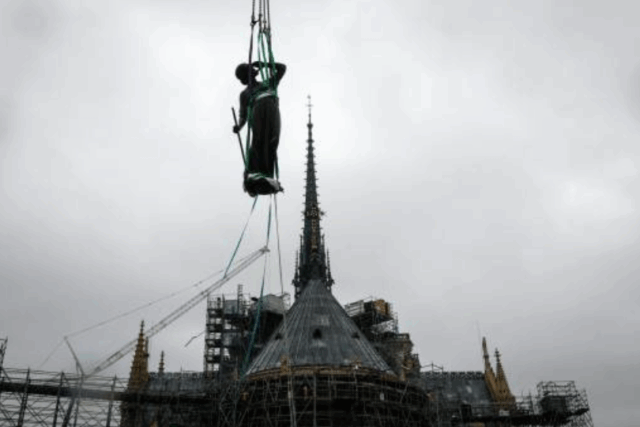 Notre-Dame recupera su silueta histórica: las estatuas de la aguja vuelven a lo alto de París