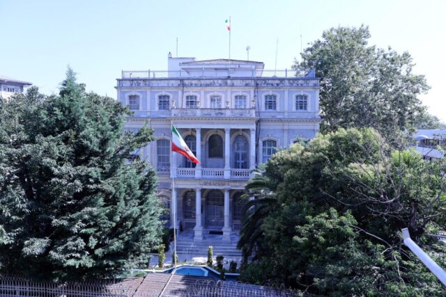 Irán y tres países europeos reanudan negociaciones nucleares en Estambul