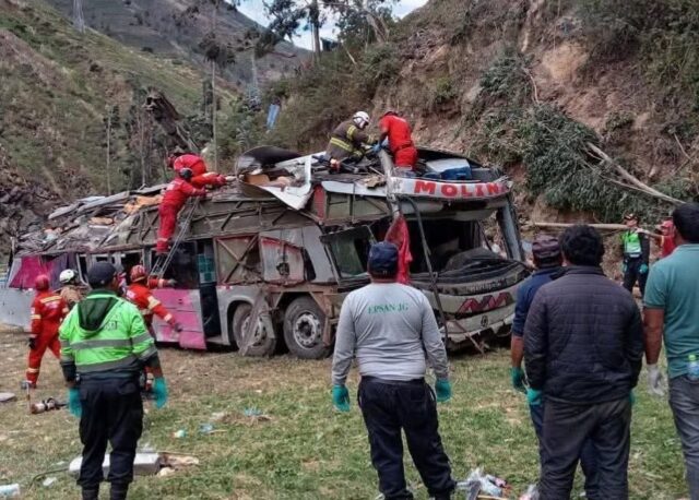 Al menos 15 muertos en accidente de autobús en los Andes de Perú