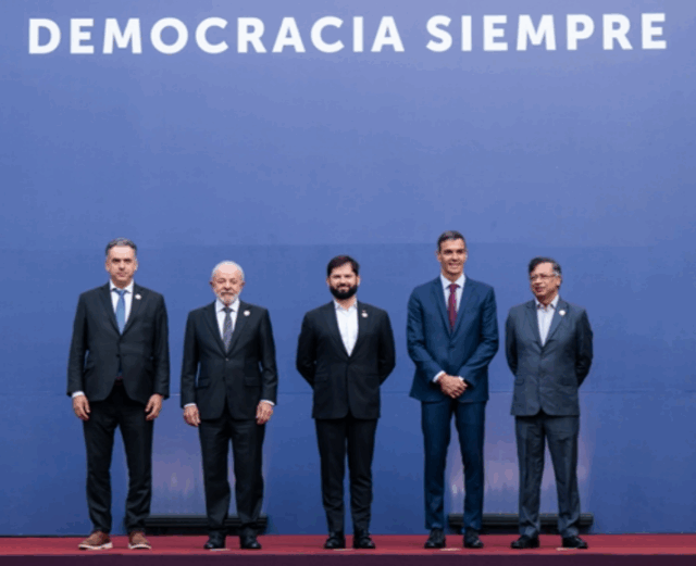 El ruidoso y cómplice silencio de la cumbre Democracia Siempre