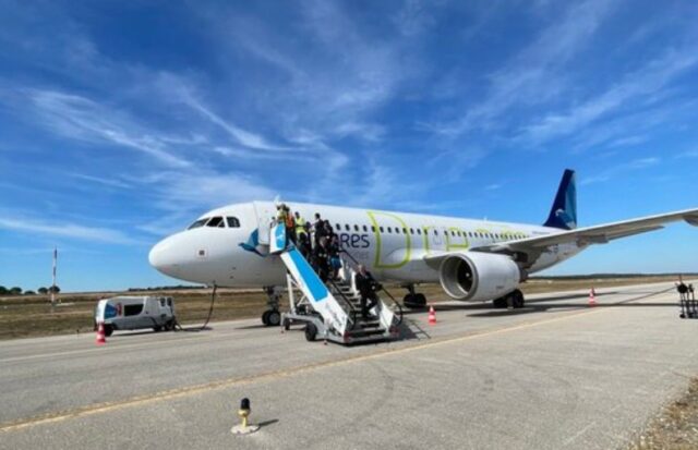 Dos pasajeros detenidos tras falsa amenaza de bomba en un vuelo