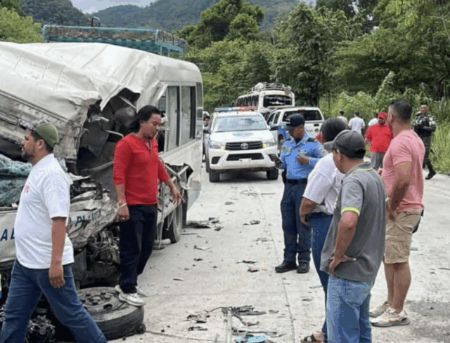 Dos muertos y 15 heridos deja un choque entre autobús y vehículo de carga en Honduras
