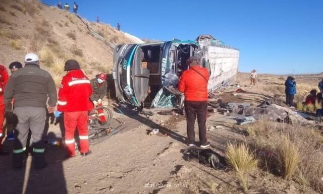 Al menos cinco fallecidos y ocho heridos al caer un autobús por un barranco en Bolivia