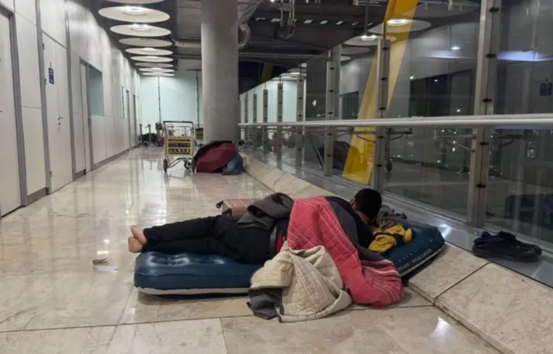 Por un tiempo, Miguel durmió en el aeropuerto porque no le alcanzan sus ingresos para pagar un alquiler. BBC Mundo